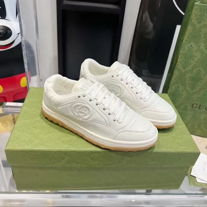 👟👟Ex-factory price 520👟👟 Women's shoes, women's clothing, men's size +10 Gucci Gucci 2023 latest hot model MAC80 sports shoes, couple style, casual, retro, old, dirty shoes, small dirty shoes, white shoes, original purchase, development, production, Gucci MAC80 new hot model series. The exquisite and compact interlocking double G logo romantically interprets the aesthetic concept of this series. Made of off-white leather, retro inspiration is cleverly integrated into the design of sports shoes, reinterpreting the brand logo. Fabric: Original custom-made imported first-layer cowhide. Lining: Original custom-made imported breathable mesh lining. Outsole: Original molded two-color T👟👟factory price U outsole. Bottom thickness: 3CM. Size: women's 35-40 / men's 39-45.